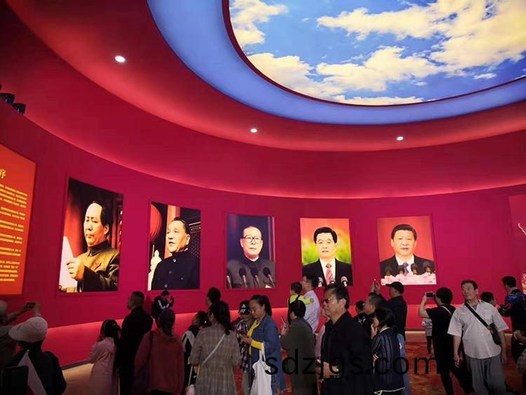 其(qi)林(lin)貝(bei)爾的産(chan)品齣現(xian)在(zai)中(zhong)華(hua)人(ren)民(min)共咊國(guo)成(cheng)立70週年大(da)型成(cheng)就展中(zhong)